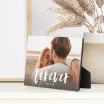 Plaque Photo Forever superposition de script Couples personnali<br><div class="desc">Créez un doux souvenir de votre mariage,  fiançailles,  anniversaire,  lune de miel ou moment spécial avec cette plaque photo unique qui est parfaite pour les couples. Ajoutez une photo préférée,  avec "éternellement" superposé dans le script de brosse décontracté en lettres manuscrites,  et vos initiales sous.</div>