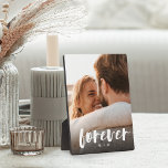 Plaque Photo Forever superposition de script Couples personnali<br><div class="desc">Créez un doux souvenir de votre mariage,  fiançailles,  anniversaire,  lune de miel ou moment spécial avec cette plaque photo unique qui est parfaite pour les couples. Ajoutez une photo préférée,  avec "éternellement" superposé dans le script de brosse décontracté en lettres manuscrites,  et vos initiales sous.</div>