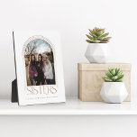 Plaque Photo Frame Arc moderne élégante Soeurs garde-photo<br><div class="desc">Un cadeau photo spécial, mémorable et beau pour les soeurs. Le design comprend une seule mise en page photo dans un design arche moderne avec cadre en cercle concentrique en or faux rose pour afficher votre propre photo soeur spéciale. "Sisters" est conçu dans une typographie en or rose élégante et...</div>