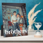 Plaque Photo Frères | Photo personnalisée moderne à cadre compl<br><div class="desc">Un cadeau photo spécial et mémorable pour les frères. Le design comprend une photo à cadre complet avec votre choix de personnalisation. "Brothers" est conçu dans une police rétro élégante et customisé avec les noms de frère. Envoyez un cadeau mémorable et spécial à vous-même et à vos frères que vous...</div>
