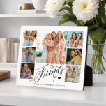 Plaque Photo Friends Photo Collage Typographie Keepsaké<br><div class="desc">La plaque de typographie de collage photo moderne comporte 7 photos et un élégant script "amis" et noms. Un cadeau parfait pour votre bff.</div>