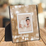 Plaque Photo Garde-photo de famille<br><div class="desc">Fabriqué pour être dimensionnel, une bordure d'étoiles et de points sur l'or crée un cadre magnifique pour votre photo préférée sur cette plaque de table avec un chevalet intégré. L'image est placée directement sur le panneau du carton dur pour une image incroyablement nette avec une surface nettoyée facile à essuyer....</div>