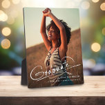 Plaque Photo Graduate de script moderne photo cadeau diplôme<br><div class="desc">Vous cherchez une façon significative de commémorer la réussite de votre diplômé? Nos plaques de graduation photo personnalisées offrent un mélange parfait de style, de sentiment et de personnalisation. Avec une belle photo de la grade, un texte élégant annonçant leur fière qualité de diplômé, le lieu d'études et l'année de...</div>