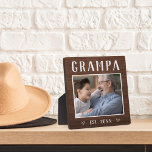 Plaque Photo Grampa personnalisé rustique Grandpa Photo<br><div class="desc">La plaque de grand-père personnalisée pour la Fête des pères, les anniversaires ou la fête des grands-parents présente une photo préférée de son petit-enfant ou de ses petits-enfants avec "Grampa" ci-dessus en lettres rustiques. Personnalisez avec l'année où il est devenu grand-père en-dessous, ou ajoutez un message ou un nom personnalisé....</div>