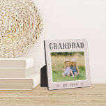 Plaque Photo Grand-père personnalisé Russe<br><div class="desc">La plaque de grand-père personnalisée pour la Fête des pères, les anniversaires ou la fête des grands-parents présente une photo préférée de son petit-enfant ou de ses petits-enfants avec "grand-père" ci-dessus en lettres rustiques. Personnalisez avec l'année où il est devenu grand-père en-dessous, ou ajoutez un message ou un nom personnalisé....</div>
