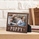 Plaque Photo Grand-père rustique à deux photos<br><div class="desc">Le panneau en bois de charme pour la Fête des pères,  les anniversaires ou la fête des grands-parents présente deux photos côte à côte sur un arrière - plan rustique avec "Poppy" en dessous.</div>