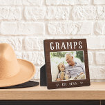 Plaque Photo Grandpa photo de Grandpa personnalisées rustiques<br><div class="desc">La plaque de grand-père personnalisée pour la Fête des pères, les anniversaires ou la fête des grands-parents présente une photo préférée de son petit-enfant ou de ses petits-enfants avec "Gramps" ci-dessus en lettres rustiques. Personnalisez avec l'année où il est devenu grand-père en-dessous, ou ajoutez un message ou un nom personnalisé....</div>