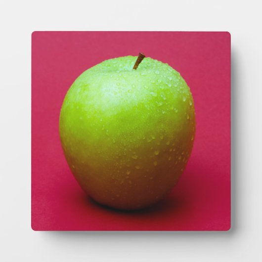 Plaque Photo Green apple on red background (Devant)