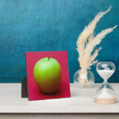Plaque Photo Green apple on red background (Insitu)