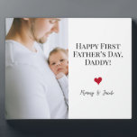 Plaque Photo Happy First Fête des pères Photo Heart Custom<br><div class="desc">Célébrez la joie de la paternité avec notre plaque photo personnalisée Simple Happy First Fête des pères! Cette charmante plaque de chevalet présente un design minimaliste, parfait pour commémorer ce jalon spécial. Personnalisez-le avec une photo chère du père et de l'enfant pour créer un souvenir sincère. Cela sert de rappel...</div>