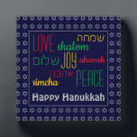 Plaque Photo HAPPY HANOUKKA Love Joy Peace HEBREW Personnalisé<br><div class="desc">Il s'agit d'une plaque de bureau festive colorée avec l'étoile faux argent de David dans un motif subtil contre un arrière - plan bleu profond. Les mots LOVE JOY PEACE, y compris leurs traductions en hébreu, sont de couleur rouge, jaune et vert. Le texte est personnalisable en coque que vous...</div>