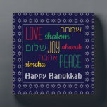 Plaque Photo HAPPY HANOUKKA Love Joy Peace HEBREW Personnalisé<br><div class="desc">Il s'agit d'une plaque de bureau festive colorée avec l'étoile faux argent de David dans un motif subtil contre un arrière - plan bleu profond. Les mots LOVE JOY PEACE, y compris leurs traductions en hébreu, sont de couleur rouge, jaune et vert. Le texte est personnalisable en coque que vous...</div>