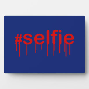 Plaque Photo Hashtag Selfie Bavant sur la décoration bleue