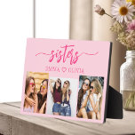 Plaque Photo Hot Pink Sisters 3 Photo Collage Keepsaké cadeau<br><div class="desc">Célébrez la soif avec la plaque de cadeau Sisters 3 Photo Collage Keepsaké. Cette plaque personnalisée présente un collage magnifiquement arrangé de trois photos chères, capturant ensemble des moments inoubliables. Conçu à partir de matériaux de qualité, il est parfait pour l'affichage sur un bureau, une étagère ou un mur. Le...</div>