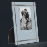 Plaque Photo Icy Blue & Silver Bienvenue à notre Mariage B/W Ph<br><div class="desc">Affiche de bienvenue mariage. Arrière - plan bleu Icy. Filtre noir et blanc appliqué à la photo. Argent métallique.</div>