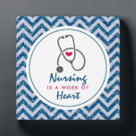 Plaque Photo Infirmière est une oeuvre de Heart Saying avec Ste<br><div class="desc">Plaque photo avec un motif en faux parties scintillant de chevron bleu. Pas de parties scintillant réelle,  juste une image. En haut,  un cadre blanc et à l'intérieur,  le dicton : L'allaitement est une oeuvre de coeur,  avec un petit coeur rouge et un stéthoscope gris.</div>
