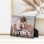Plaque Photo Jamais | Photo horizontale Mariage ou Fiançailles<br><div class="desc">Créez un doux souvenir de votre mariage,  lune de miel ou moment spécial avec cette magnifique plaque personnalisée qui est parfaite pour les couples. Personnalisez avec une photo horizontale ou paysagère préférée,  avec "Forever" recouvert d'élégantes lettres blanches,  et vos initiales sous.</div>