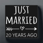 Plaque Photo Je Viens De Me Marier Il Y A 20 Ans<br><div class="desc">Un design sympa, parfait pour tous ceux qui ont été mariés pendant 20 ans et à une cérémonie de renouvellement du voeu mariage. Il fait une belle tenue assortie pour les couples ! 'Just Married 20 Years ago' (Marié il y a 20 ans) cite un couple qui s'est marié il...</div>