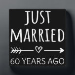 Plaque Photo Je Viens De Me Marier Il Y A 60 Ans<br><div class="desc">Un design sympa, parfait pour toute personne mariée depuis 60 ans et à une cérémonie de renouvellement de voeux mariage. Il fait une belle tenue assortie pour les couples ! 'Just Married 60 Years ago' (Marié il y a 60 ans) cite un couple qui s'est marié il y a 60...</div>