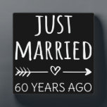 Plaque Photo Je Viens De Me Marier Il Y A 60 Ans<br><div class="desc">Un design sympa, parfait pour toute personne mariée depuis 60 ans et à une cérémonie de renouvellement de voeux mariage. Il fait une belle tenue assortie pour les couples ! 'Just Married 60 Years ago' (Marié il y a 60 ans) cite un couple qui s'est marié il y a 60...</div>