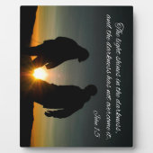 Plaque Photo Jean 1:5 La lumière brille dans l'obscurité et (Devant)