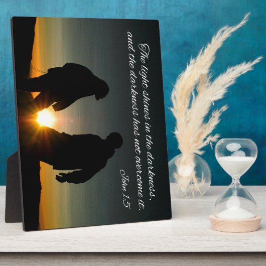 Plaque Photo Jean 1:5 La lumière brille dans l'obscurité et (Côté)