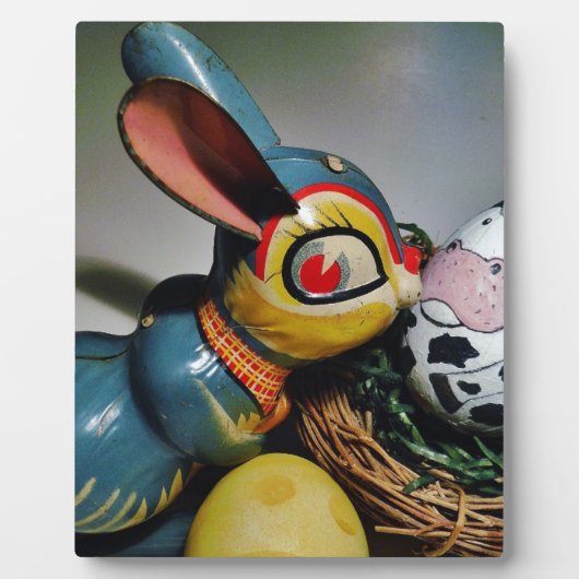 Plaque Photo Jouet lapin et oeuf de vache (Devant)