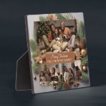 Plaque Photo Joyeux Noël Famille Photo À feuillage persistant G<br><div class="desc">Une plaque de conservation de la famille de photos de Noël moderne et moderne avec des boughs et des ornements boho rustiques à feuillage persistant,  en terre cuite claire et dans les tons verts. Une ambiance rustique et moderne. Remplacez ces photos d'espace réservé par vos propres photos de vacances.</div>