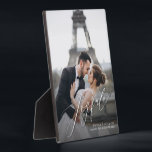 Plaque Photo Joyeux Script Tabletop Easel Photo<br><div class="desc">Plaque Tabletop avec chevalet intégré présente votre photo préférée avec JOYFUL dans une belle écriture et vos détails en lettrage chic. MODIFIEZ le texte à n'importe quoi ! Idéal comme cadeau ou pour afficher votre photo préférée dans votre propre maison. Vos couleurs d'image sont directement placées sur le panneau du...</div>