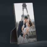 Plaque Photo Joyeux Script Tabletop Easel Photo<br><div class="desc">Plaque Tabletop avec chevalet intégré présente votre photo préférée avec JOYFUL dans une belle écriture et vos détails en lettrage chic. MODIFIEZ le texte à n'importe quoi ! Idéal comme cadeau ou pour afficher votre photo préférée dans votre propre maison. Vos couleurs d'image sont directement placées sur le panneau du...</div>