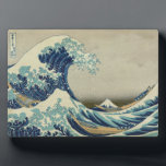 Plaque Photo La Grande Vague au large de Kanagawa<br><div class="desc">La Grande Vague au large de Kanagawa La Grande Vague au large de Kanagawa, aussi connue sous le nom de La Grande Vague ou simplement La Vague, est une gravure en bois de l'artiste japonais Katsushika Hokusai. Exemple de l'art ukiyo-e, il a été publié entre 1830 et 1833 comme le...</div>