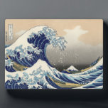 Plaque Photo La Grande Vague au large de Kanagawa Hokusai<br><div class="desc">La Grande Vague au large de Kanagawa par Hokusai. Beau chef-d'oeuvre d'une Grande Vague,  l'une des peintures les plus célèbres de l'art fin de tous les temps. Disponible sur de nombreuses idées cadeaux de haute qualité et des vêtements artistiques.</div>