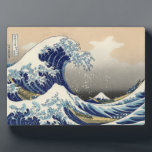 Plaque Photo La Grande Vague au large de Kanagawa Hokusai<br><div class="desc">La Grande Vague au large de Kanagawa par Hokusai. Beau chef-d'oeuvre d'une Grande Vague, l'une des peintures les plus célèbres de l'art fin de tous les temps. Disponible sur de nombreuses idées cadeaux de haute qualité et des vêtements artistiques.</div>