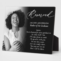 La mère du diplômé dans le paradis pour l'obtentio