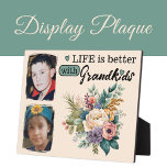 Plaque Photo La vie florale est meilleure 2 photo Grandkids gre<br><div class="desc">Célébrez la joie de la famille avec notre belle plaque d'affichage florale! Avec un espace pour deux photos chères, cette plaque est ornée d'un design floral vibrant qui ajoute une touche d'élégance à tout espace. Le message sincère, "La vie est meilleure avec les petits-enfants" est affiché en noir classique, ce...</div>