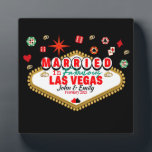 Plaque Photo Las Vegas Marié Couple Correspondant Vacances Neva<br><div class="desc">Ce design est spécial pour les couples qui se sont mariés à Las Vegas. Un design couleur complet que si vous le portez vous recevrez des milliers de compliments. Portez-le avec votre mari et créez des moments inoubliables à Las Vegas Nevada</div>