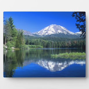 Plaque Photo Le mont Lassen s'élève au-dessus du lac Manzanita
