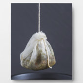 Plaque Photo Le sac de thé est suspendu dans une tasse (Devant)