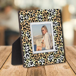 Plaque Photo Leopard Motif sans cadre Photo Easel Retour<br><div class="desc">Fabriqué pour paraître dimensionnel, un motif léopard crée un cadre magnifique pour votre photo préférée sur cette plaque de table avec un chevalet intégré. L'image est placée directement sur le panneau du carton dur pour une image incroyablement nette avec une surface nettoyée facile à essuyer. Idéal comme cadeau ou pour...</div>