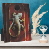 Plaque Photo lézard gris sur bois usé (Côté)