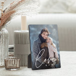 Plaque Photo Love Script Overlay Couples personnalisés Photo<br><div class="desc">Créez un doux souvenir de votre mariage,  lune de miel ou moment spécial avec cette belle plaque photo personnalisée qui est parfaite pour les couples. Ajoutez une photo verticale préférée,  avec "amour" recouvert d'élégants lettrages blancs,  et vos initiales sous.</div>