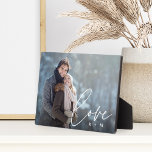 Plaque Photo Love Script Overlay Couples personnalisés Photo<br><div class="desc">Créez un doux souvenir de votre mariage,  lune de miel ou moment spécial avec cette belle plaque photo personnalisée qui est parfaite pour les couples. Ajoutez une photo horizontale préférée,  avec "amour" recouvert d'élégants lettrages blancs,  et vos initiales sous.</div>