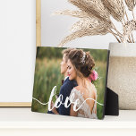 Plaque Photo Love Script Overlay Photo<br><div class="desc">Simple et moderne,  la plaque de conservation de photos mariages présente votre photo préférée horizontale ou orientée paysage avec "amour" comme un texte blanc superposé dans un script de calligraphie lettré à la main.</div>