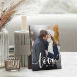 Plaque Photo Love Script superposition Couples Photo personnali<br><div class="desc">Créez un doux souvenir de votre mariage,  lune de miel ou moment spécial avec cette magnifique plaque personnalisée qui est parfaite pour les couples. Ajoutez une photo verticale préférée,  avec "amour" recouvert d'élégants lettrages blancs,  et vos initiales sous.</div>