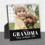 Plaque Photo Love You Grand-mère Photo Famille Keepsaké moderne<br><div class="desc">Utilisez une photo de famille préférée pour créer facilement une plaque de conservation. Trois lignes de texte vous permettent d'express le lien spécial indiqué sur la photo. Ce modèle professionnel va créer un cadeau sentimental pour toute mère. Taille idéale pour placer sur un manteau de salon ou un bureau. Pensez-y...</div>