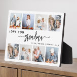 Plaque Photo Love You Grandma 8 Photo Collage Blanc<br><div class="desc">Donnez à grand-mère un cadeau qu'elle chérira. Cette plaque de collage photo présente huit de ses photos carrés préférées des petits-enfants, ainsi que le message "Aimez votre grand-mère." Le mot "grand-mère" apparaît dans un élégant script d'écriture manuscrite noir avec des fioritures au début et à la fin sur un arrière...</div>