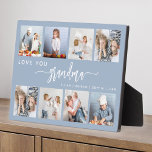 Plaque Photo Love You Grandma 8 Photo Collage Dusty Blue<br><div class="desc">Donnez à grand-mère un cadeau qu'elle chérira. Cette plaque de collage photo présente huit de ses photos carrés préférées des petits-enfants, ainsi que le message "Aimez votre grand-mère." Le mot "grand-mère" apparaît dans un élégant script d'écriture blanche avec des fioritures au début et à la fin sur un arrière -...</div>