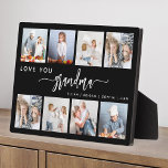 Plaque Photo Love You Grandma 8 Photo Collage noir<br><div class="desc">Donnez à grand-mère un cadeau qu'elle chérira. Cette plaque de collage photo présente huit de ses photos carrés préférées des petits-enfants, ainsi que le message "Aimez votre grand-mère." Le mot "grand-mère" apparaît dans un élégant script d'écriture blanche avec des fioritures au début et à la fin sur un arrière -...</div>