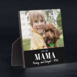 Plaque Photo Love You Mama Photo Famille Keepsaké moderne<br><div class="desc">Utilisez une photo de famille préférée pour créer facilement une plaque de conservation. Trois lignes de texte vous permettent d'express le lien spécial indiqué sur la photo. Ce modèle professionnel va créer un cadeau sentimental pour toute mère. Taille idéale pour placer sur un manteau de salon ou un bureau. Pensez-y...</div>