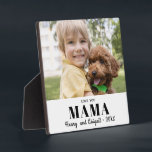 Plaque Photo Love You Mama Photo Famille Keepsaké moderne<br><div class="desc">Utilisez une photo de famille préférée pour créer facilement une plaque de conservation. Trois lignes de texte vous permettent d'express le lien spécial indiqué sur la photo. Ce modèle professionnel va créer un cadeau sentimental pour toute mère. Taille idéale pour placer sur un manteau de salon ou un bureau. Pensez-y...</div>